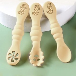 Cuillère ergonomique bébé en silicone pour alimentation et dentition - Vaissellebebe.com