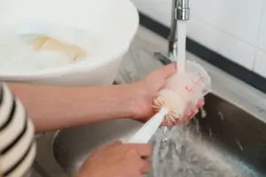 Bien rincer le biberon de bébé